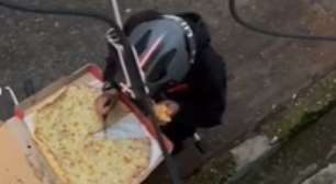 Vídeo de motoboy comendo pizza do cliente gera revolta, mas não da maneira correta