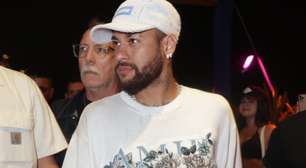 Neymar chega sozinho, mas encontra Bruna Biancardi em show de Thiaguinho