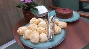 Mercado cria caixa com bolo e café para clientes que gostam de bater papo, em Campinas (SP)