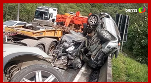 Caminhão arrasta 14 carros durante engavetamento na BR-376 em Guaratuba (PR)