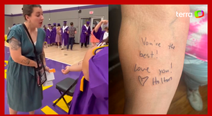 Professora se emociona com tatuagem feita por aluna em sua homenagem