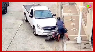 Motorista destrói moto de homem flagrado roubando mulher no Equador