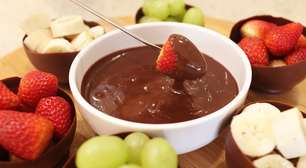 Fondue de chocolate com frutas é a melhor opção para lanches da tarde neste inverno