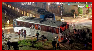 Veja o momento em que trem da Supervia e ônibus colidem no Rio de Janeiro