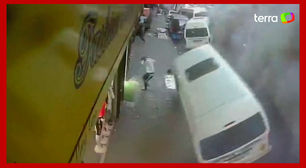 Câmera de segurança registra o momento da explosão que destruiu rua em Joanesburgo