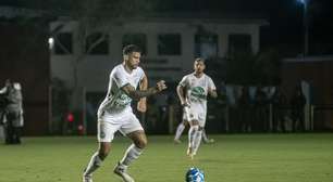 Vitória bate Chapecoense com gol no final e assume a liderança da Série B