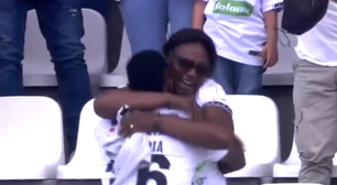 Zagueiro é expulso após abraçar a mãe ao marcar 1º gol profissional na Colômbia