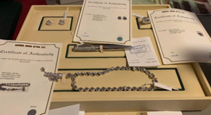 Kit de joias recebido por Bolsonaro foi oferecido em leilão nos EUA por US$ 120 mil