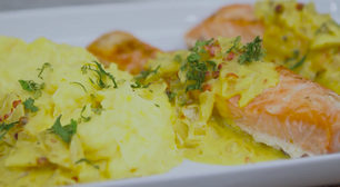 Salmão ao molho de pimenta rosa