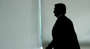 Bolsonaro posta vídeo de abraço em criança e mantém silêncio sobre esquema de joias