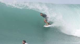 Marinheiro encontra surfistas boiando em pranchas 36 horas após desaparecimento em alto mar
