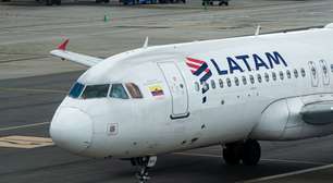 Passageira é retirada de voo e publica ataques raciais contra comandante da Latam
