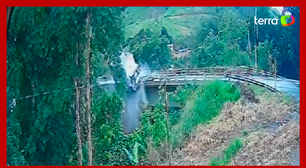 Motorista morre apos caminhao cair de ponte no Espirito Santo