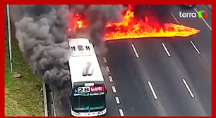 Ônibus pega fogo, e passageiros correm para escapar das chamas em Buenos Aires