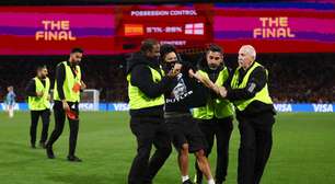 Homem invade final da Copa Feminina e protesta contra guerra na Ucrânia; veja