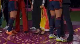 Beijo de presidente da Federação Espanhola em jogadora após título da Copa do Mundo feminina causa polêmica