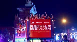Campeãs mundiais são recebidas com festa e desfilam em Madri