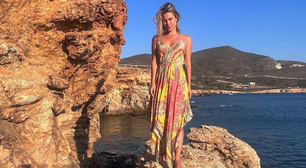 Carolina Dieckmann usa vestido lenço de R$ 1.988 na Grécia