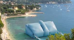 Grife infla bolsa gigante no mar francês e é criticada. Será?