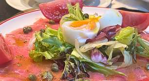 Carpaccio com salada, ovo perfeito e molho: leve e rápida
