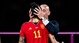 Por que federação espanhola de futebol vai processar jogadora após beijo