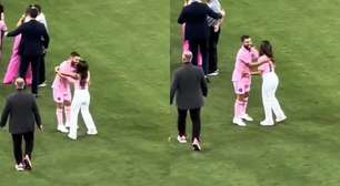 Mulher de Messi confunde marido em comemoração e quase beija colega de time
