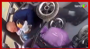 Pai salva bebê após carrinho tombar dentro de ônibus em movimento na Rússia