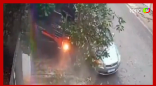 Ônibus desgovernado bate em muro e quase atinge mulher que passeava com cão em Sorocaba