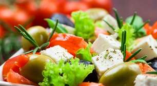 Salada à moda grega, colorida, com vinagrete e queijo minas