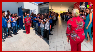 Professora é homenageada com 'corredor de aplausos' ao se aposentar na Bahia
