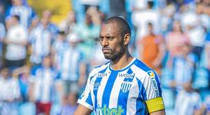 Zagueiro Douglas Bacelar celebra aniversário do Avaí e agradece oportunidade no clube