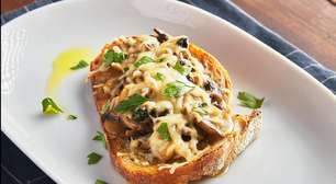 Faça bruschetta de cogumelos Paris para servir nos jantares especiais na sua casa