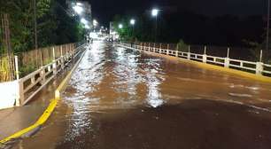 Após ciclone no RS, nível de rio sobe 13 metros e prefeitura pede que moradores subam no telhado