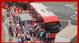 Idoso cai embaixo de ônibus e dezenas de pessoas levantam veículo para resgatá-lo