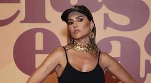 Deborah Secco usa saia Versace de 2018 em coletiva de novela