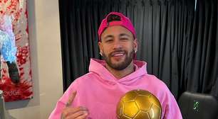 Comprometido, Neymar curte balada na Espanha com duas mulheres; veja as imagens