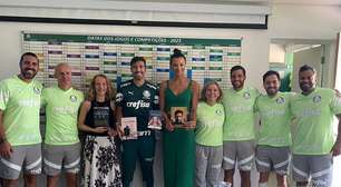 Campeã olímpica de vôlei, Walewska visita Academia de Futebol e presenteia Abel: "Vou torcer para o Palmeiras"