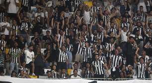 Torcedores do Botafogo protestam contra arbitragem na sede da CBF