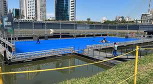 Ação leva quadra de vôlei para dentro do Rio Pinheiros para jogo entre lendas