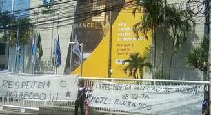 Torcedores do Botafogo voltam a protestar na sede da CBF: 'Roubados'