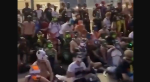 Pessoas que se identificam como cães protestam com latidos e uivos em Berlim