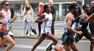 Tigst Assefa, da Etiópia, quebra recorde mundial feminino na maratona de Berlim