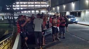 Torcedores do Flamengo protestam no aeroporto contra elenco e picham a Gávea