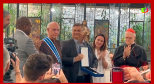 Padre Júlio Lancellotti recebe de Flávio Dino medalha da Ordem do Mérito