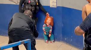 Boneco Chucky é 'algemado e preso' pela polícia do México; veja