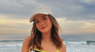 De biquíni, Mel Maia posa na praia e manda indireta para o ex: 'Meu fã'