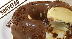 O pudim de sorvete com cobertura de chocolate é a sobremesa perfeita para os dias de calor