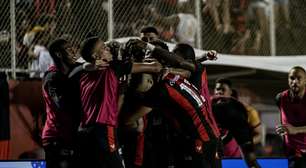 Vitória bate o Tombense, vence a terceira seguida e abre na liderança da Série B
