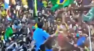 'Se Deus quiser, no futuro voltaremos', discursa Bolsonaro para multidão em Fortaleza