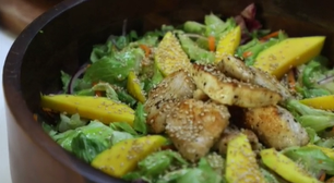 Salada Oriental com frango e manga